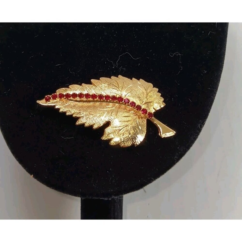 Vintage Pretty Women’s Costume Brooch Pin Gold Tone Leaf Red Ruby Rhinestone